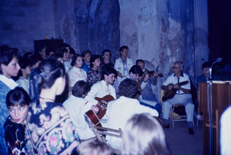 María Josefa Bartolo, jotera, en el coro de la iglesia parroquial de Blesa.